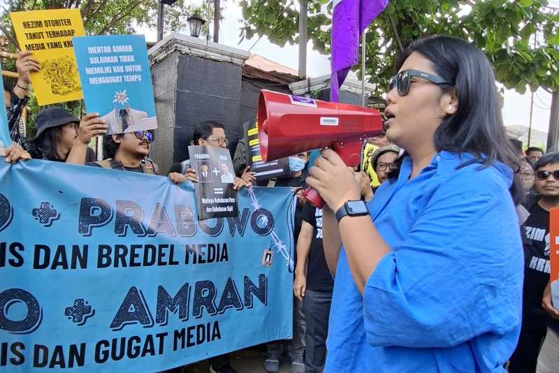 MELAWAN UPAYA PEMBUNGKAMAN PERS : AJI Jakarta bersama koalisi masyarakat sipil menggelar aksi protes di Pengadilan Negeri  (PN) Jakarta Selatan, Senin (3/11/2025).(foto:dok.AJI Jakarta)