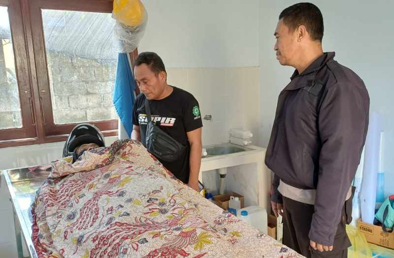 MENGENASKAN : Kondisi korban Mudi Susilo di Puskesmas setelah sebelumnya dia ditemukan tergeletak di pinggir Jalan Denpasar-Gilimanuk.(ist)
