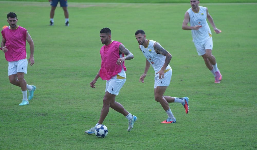 MENTAL BAGUS - Berguinho dan Matricardi berlatih di Stadion Gelora Samudra Kuta menjelang bertemu Selangor FC di ACL 2 pada Kamis, 6 November 2025.