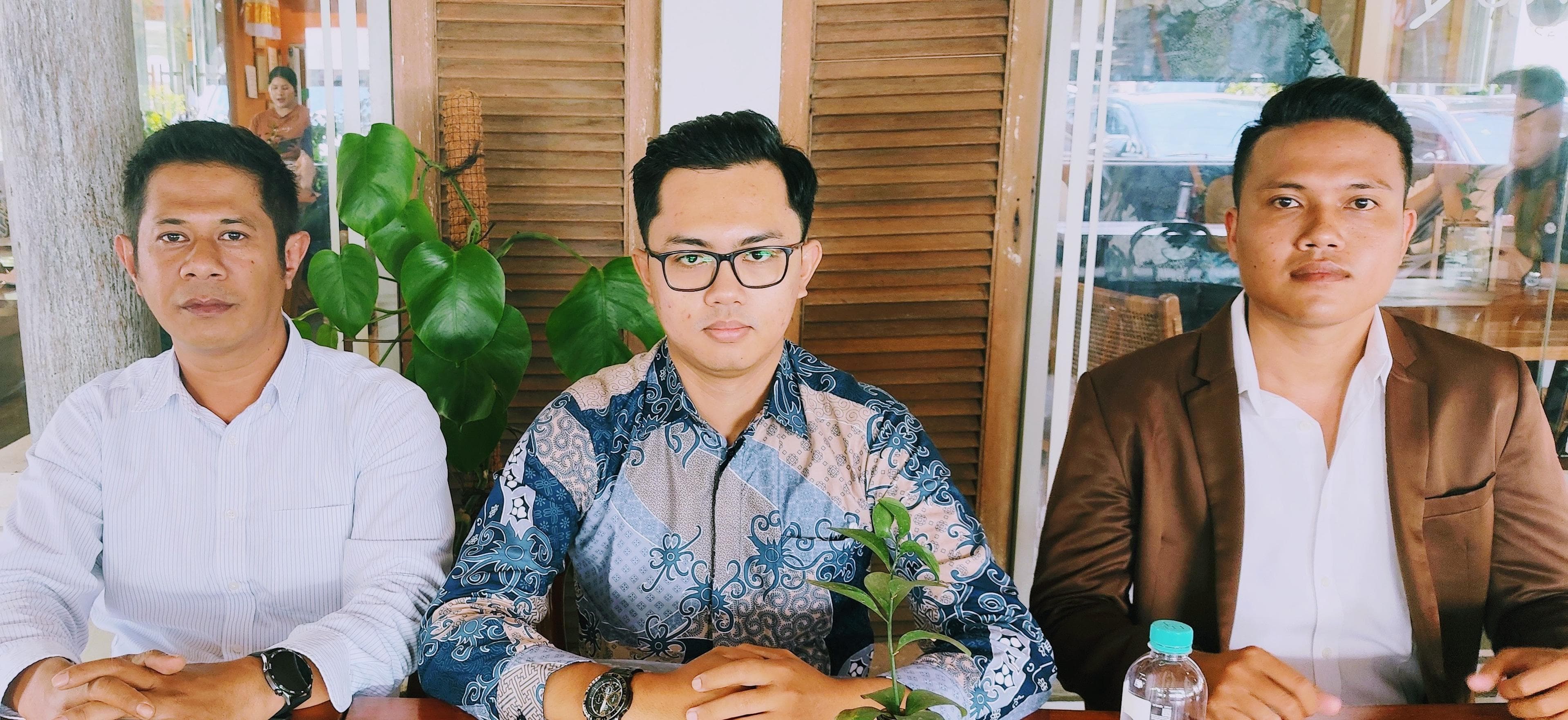 Manajemen Hotel Puri Saron Seminyak, Holys Abdiel Lumira SH., MH., didampingi Team Legal Hotel Puri Saron Seminyak I Ketut Reksa Wijaya SH. MH., dan Kadek Angga Dwipayana Putra SH. MH., di Denpasar