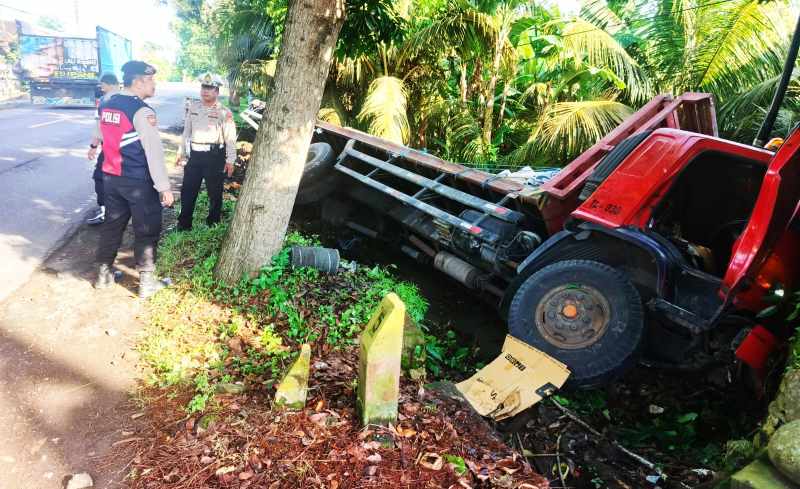 TERGULING GEGARA HINDARI BUS: Truk kecelakaan di Jalan Denpasar - Gilimanuk, Desa Pangyangan, Kecamatan Pekutatan. (Foto: Polsek Pekutatan)