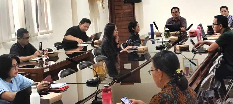 BAHAS POTENSI MIGAS DAERAH : Rapat di Brida Buleleng belum lama ini, yang membahas pendirian BUMD Migas.( Pemkab Buleleng untuk Radar Bali)
