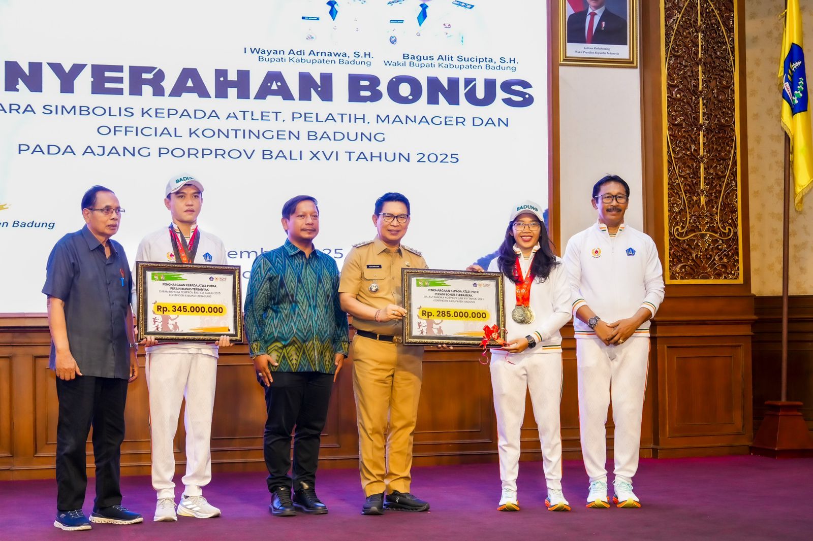Bupati Adi Arnawa saat Penyerahan Bonus Atlet dan Pelatih Porprov Bali XVI Tahun 2025 di Ruang Kertha Gosana dan Kriya Gosana, Puspem Badung, Senin (3/11).