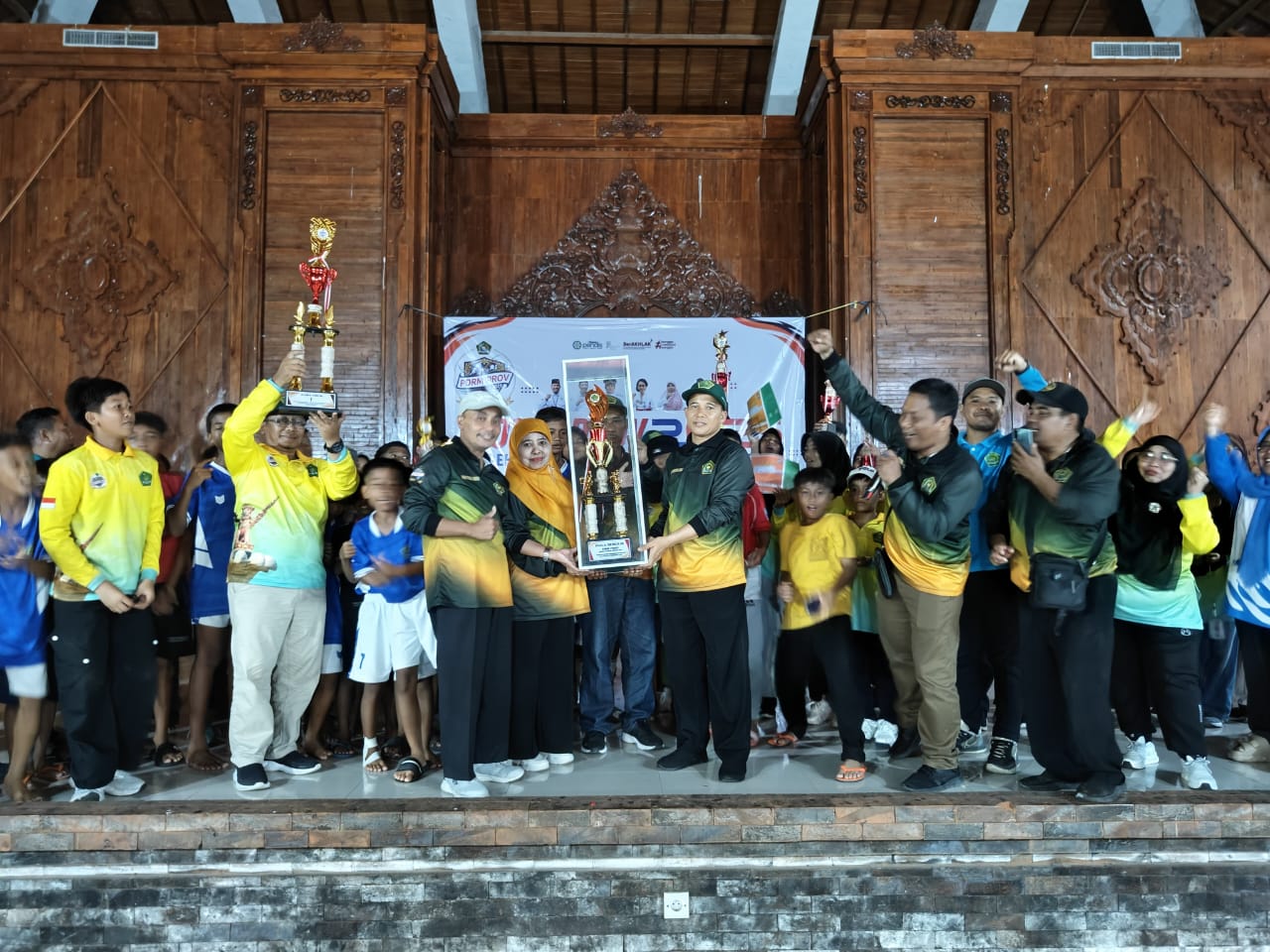 Kasi Pendis Buleleng H. Lewa Karma mewakili kepala Kantor menerima Piala Juara Umum 1 dan Piala Berglir dari Ketua KKMI Provinsi Bali, H. Nur Lahuri dan Kabid Pendis, Isyatir Rodiyah.