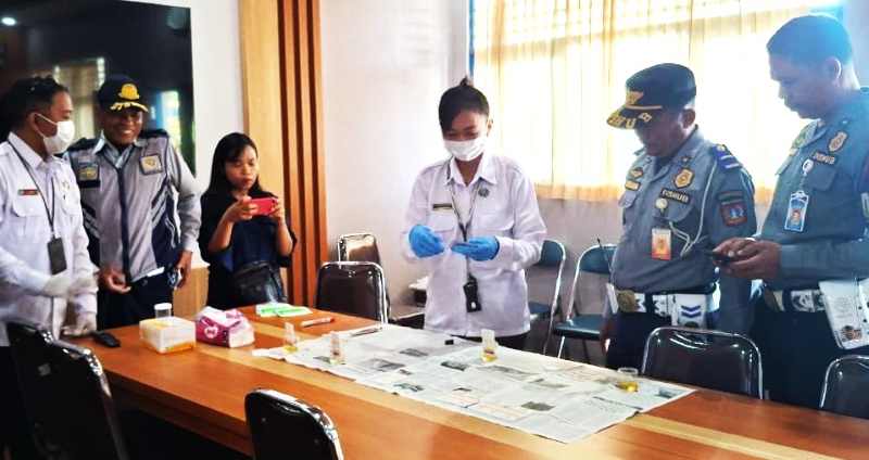 TAK ADA TEMUAN POSITIF : Petugas BNN Karangasem saat melakukan tes urine di dua OPD Karangasem, Dishub dan Satpol PP. (istimewa)