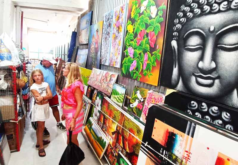 SEPI : Suasana di Pasar Seni Kumbasari, Denpasar, tampak sepi pembeli. (Adrian Suwanto/Radar Bali)