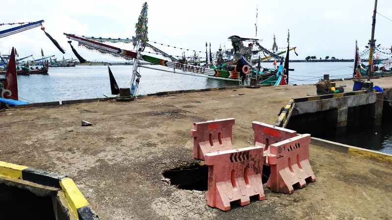 SUDAH RUSAK : Jembatan di pinggir kolam labuh PPN Pengambengan berlubang dan mengganggu aktivitas nelayan. (M.Basir/Radar Bali)