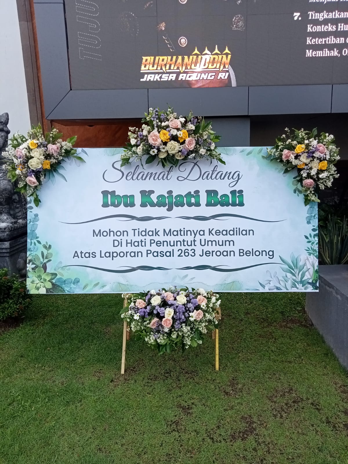 Karangan Bunga Pelapor untuk Kajati Bali.