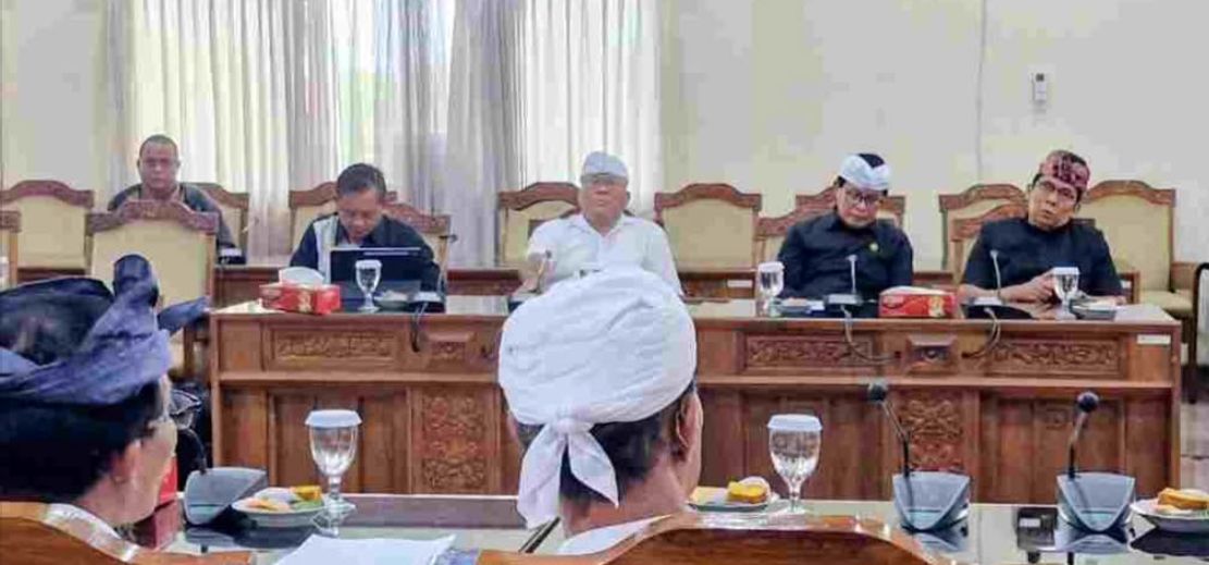 SAMPAIKAN ASPIRASI: Pertemuan warga dengan DPRD Bali . Pihak PT JH memastikan tak menghambat pembangunan, hanya mengingatkan hibah salah lokasi bisa mengakibatkan konsekuensi hukum baru.