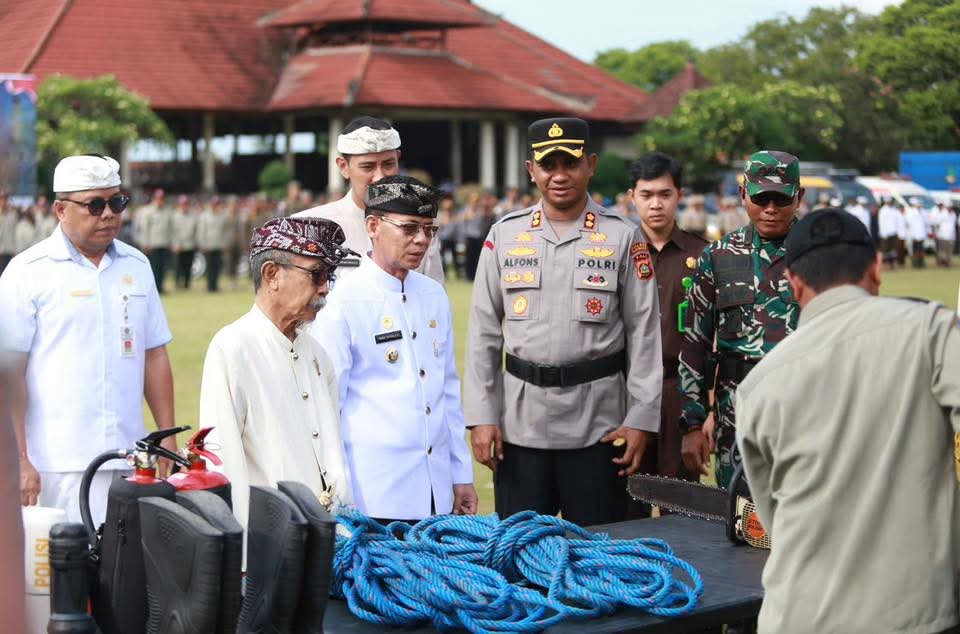 Bupati Klungkung I Made Satria (tengah) usai memimpin Apel Siaga Bencana, di Alun Alun Ida Dewa Agung Jambe, Selasa (5/11/2025).