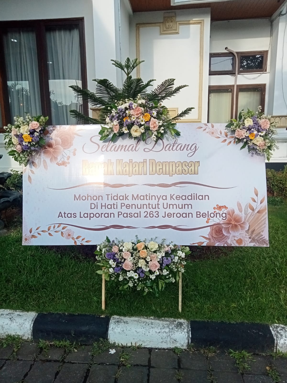 Karangan bunga untuk Kajari Denpasar.