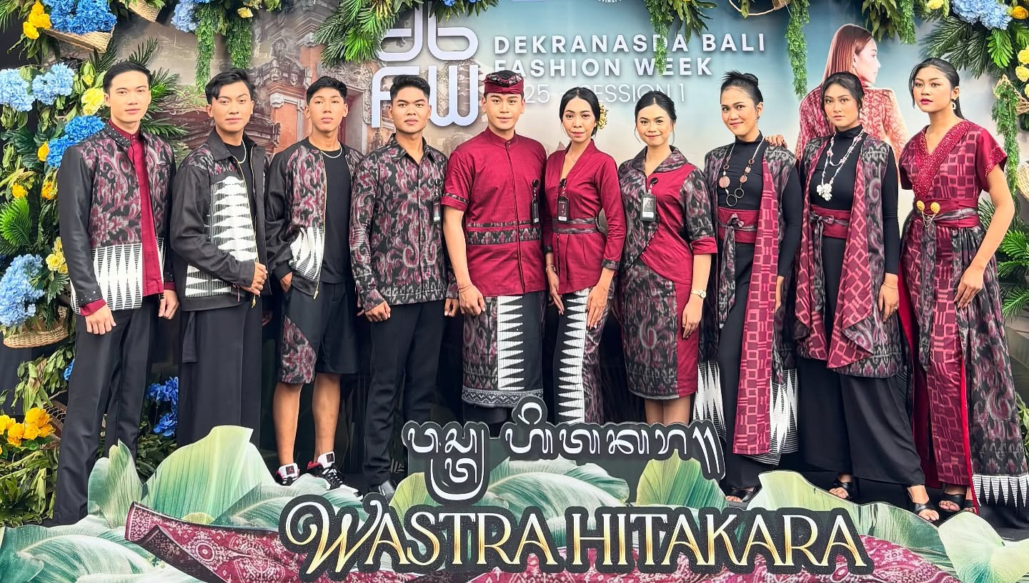 Koleksi busana Triwastra karya Suwari Loka ditampilkan oleh Jegeg Bagus Tabanan di atas panggung utama Gedung Ksirarnawa, Taman Budaya Provinsi Bali,  Selasa (4/11/2025).