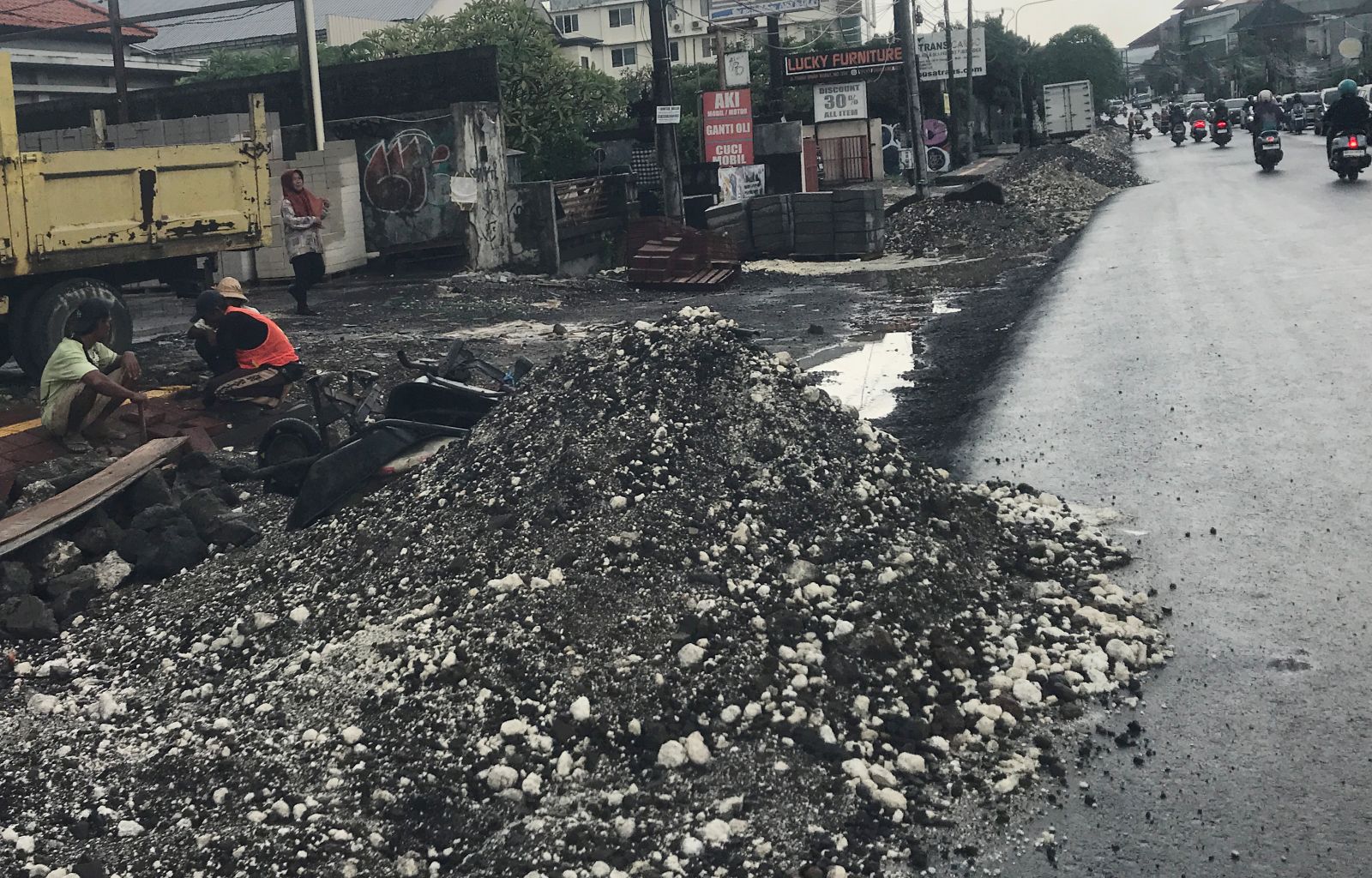 JALAN UTAMA:Jalan Teuku Umar Barat yang sedang  proyek penataan trotoar dan pengaspalan salah satu yang sedang diselesaikan PUPR Kota Denpasar.