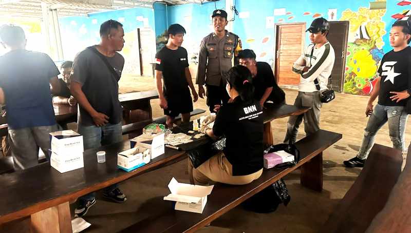 DITES URINE: Puluhan penduduk pendatang di wilayah Desa Adat Kutampi, Desa Kutampi Kaler, Nusa Penida menjalani pendataan dan tes urine. (Foto: Humas Polres Klungkung)