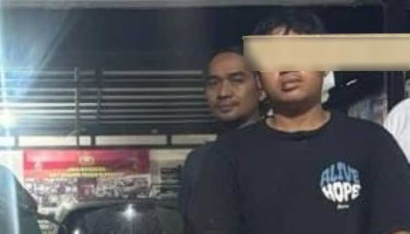 DIRINGKUS : Pelaku inisial PJW (dengan mata tertutup) ditangkap polisi usai menganiaya remaja.(foto: Polres Gianyar)