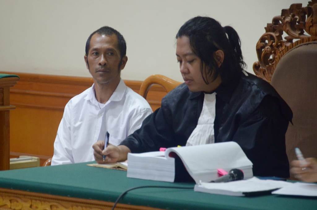 PESAKITAN: Ketua BUMDes Teranggana Sari, Sulangai, Petang, Badung, I Putu Gede Sukerta (kiri) dalam sidang di Pengadilan Tipikor Denpasar, Rabu, 5 November 2025.