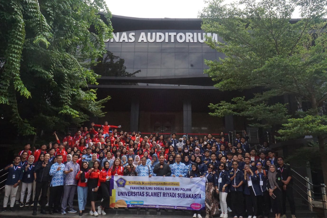 LANGSUNG KE INDUSTRI: Para Civitas Akademika UNISRi  Surakarta berfoto bersama depan Auditorium Kampus setempat