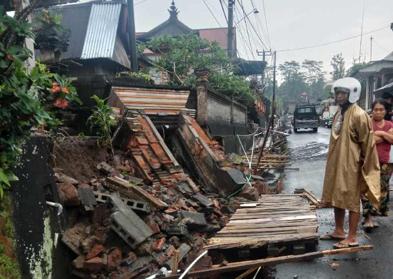 AMBRUK : Angkul-angkul rumah warga ambruk akibat proyek pengerukan di Jalan Manukaya,Tampaksiring,Gianyar. (istimewa)
