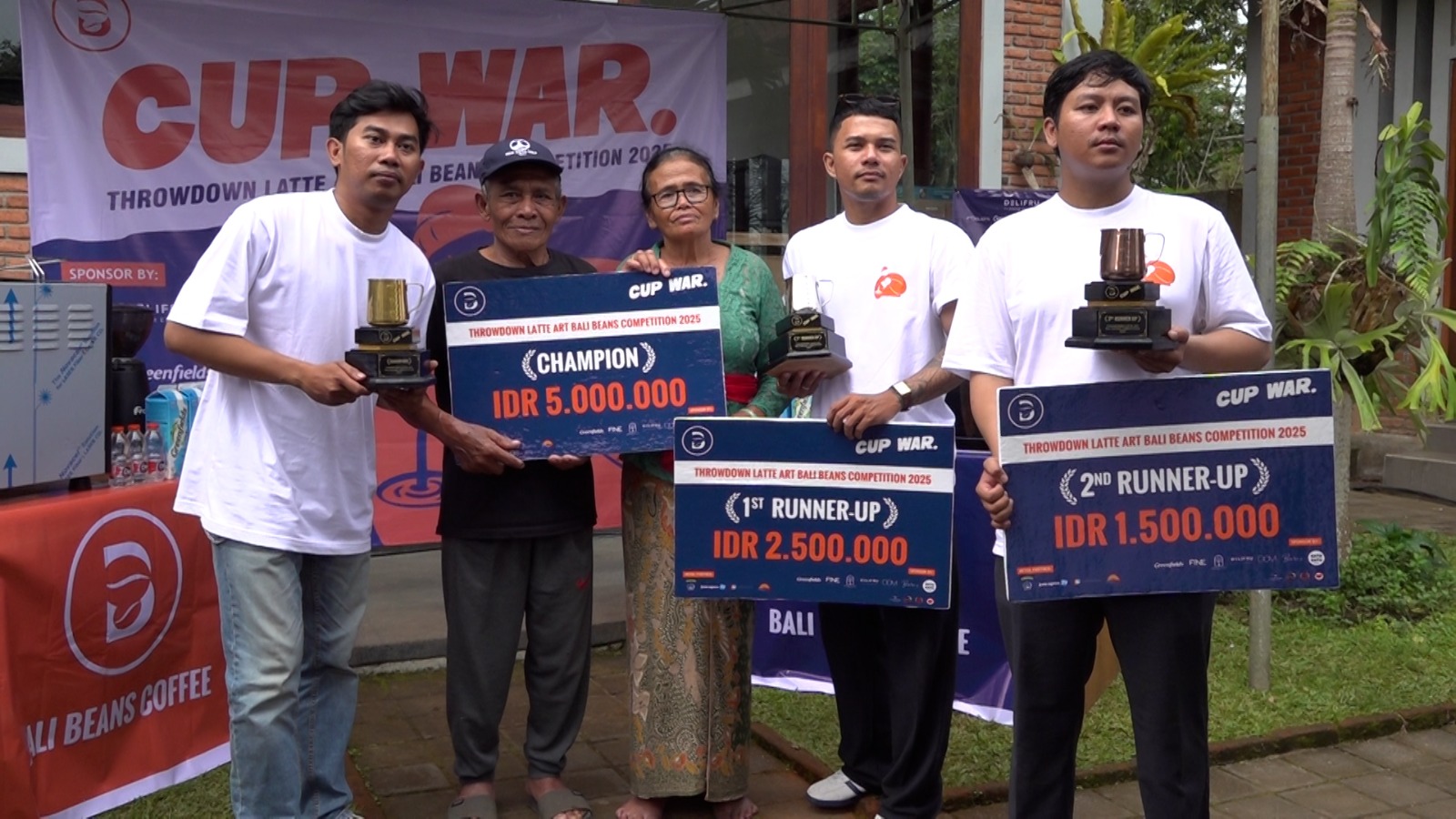 TERBAIK: Para Jawara Throwdwon Latte Art Bali Beans Competition 2025 foto bersama owner Bali Beans Coffee, Plaga Badung, 2 November 2025.