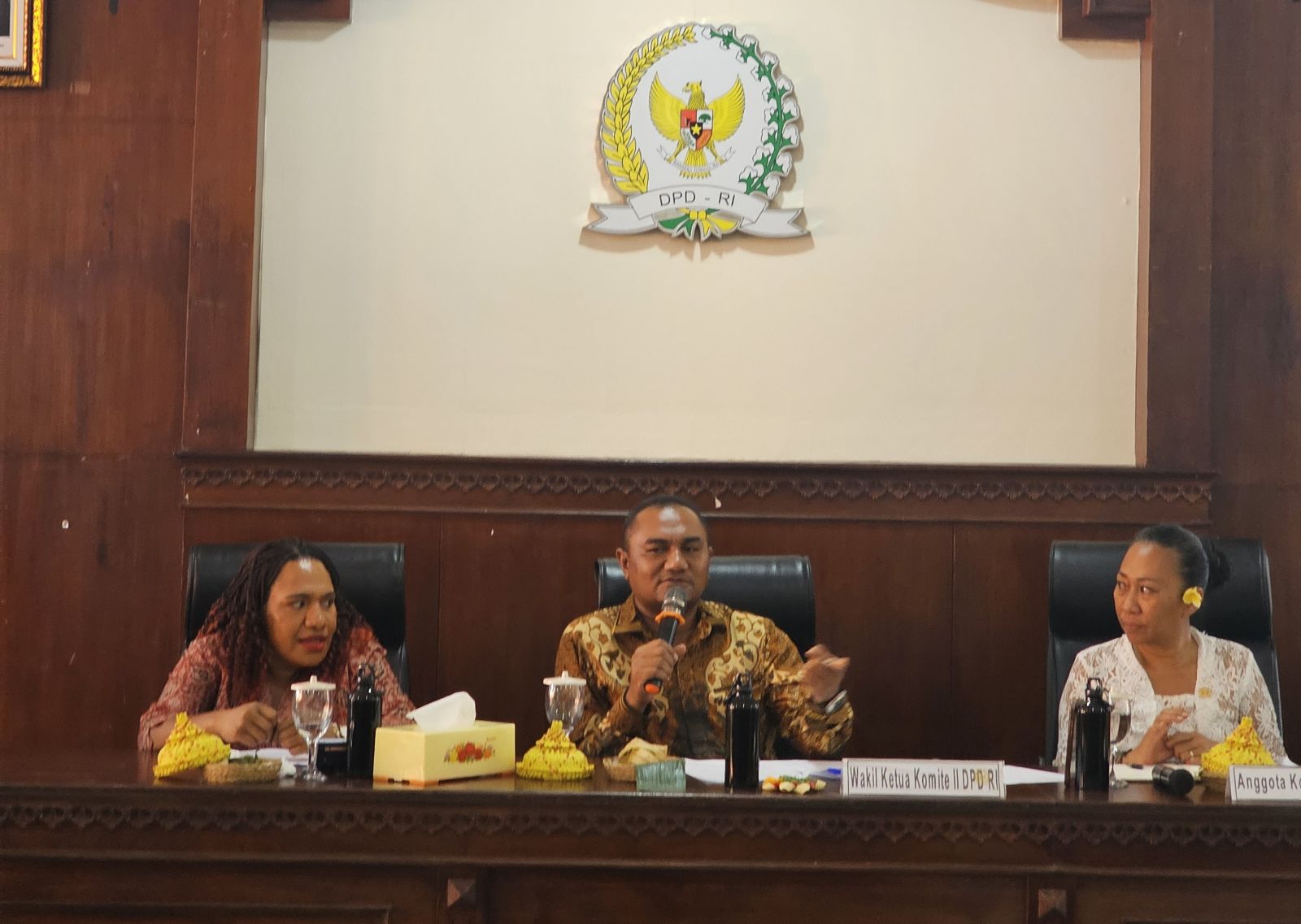 SOAL SAMPAH: Wakil Ketua Komite II DPD RI Angelius Wake Kako didampingi Anggota DPD RI perwakilan Provinsi Bali Ni Luh Djelantik , Rabu 5 Nov 2025