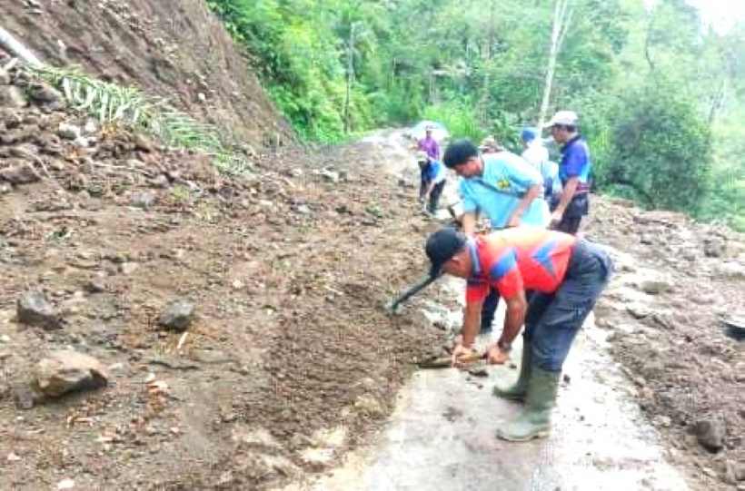 GOTONG ROYONG : Petugas bersama warga saat melakukan penanganan longsor Banjar Dinas Batu Gede, Desa Duda Timur, Kecamatan Selat.(istimewa)