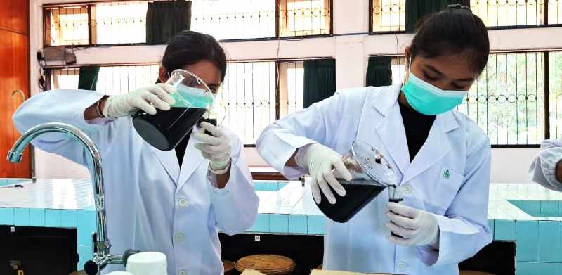 TELITI DAUN KELOR : Ni Komang Kartika Sriwijaya Putri dan Kadek Sant Jyoti Putri saat melakukan penelitian. (Foto: dok.SMA Negeri 2 Semarapura)