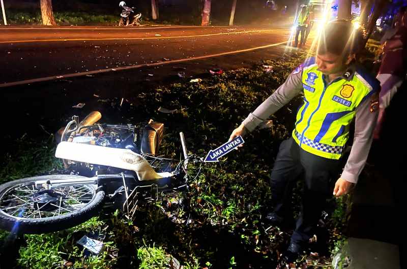 PETAKA MALAM HARI  :Polisi menggelar olah TKP kecelakaan menewaskan dua pengendara motor. (Foto Satlantas Polres Jembrana)
