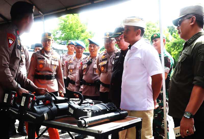 CEK PERLENGKAPAN: Pengecekan peralatan untuk kesiapsiagaan bencana usai apel tanggap darurat bencana di GOR Kresna Jvara, Jembrana. (foto:Humas Pemkab Jembrana)
