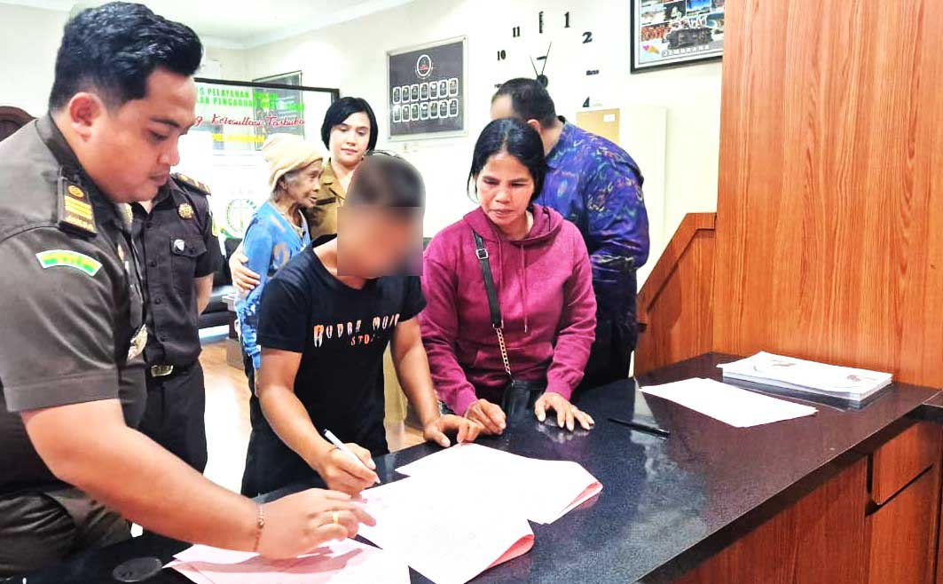 TEMPUH JALAN DAMAI: Proses penyelesaian perkara melalui diversi terhadap anak di bawah umur yang mencuri emas. (Foto: Kejari Jembrana)