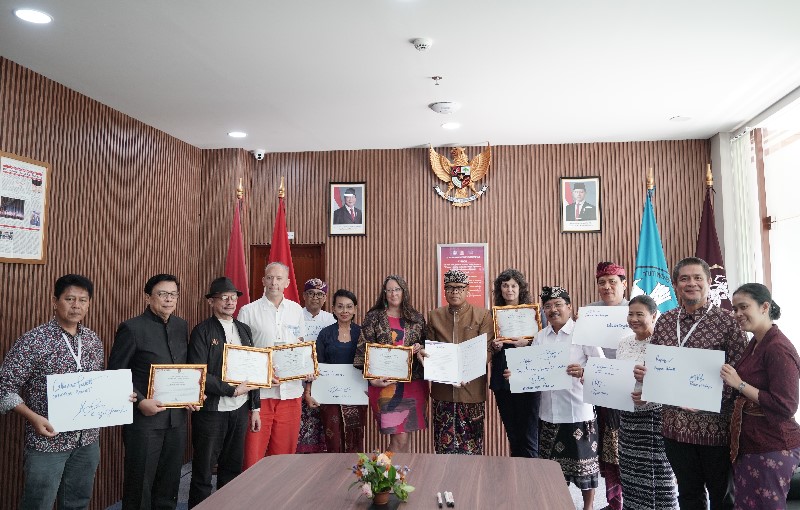 Pimpinan dan delegasi perguruan tinggi seni-desain di Asia Pasifik dalam B-GAAD II 2025 di ISI BALI menandatangani Deklarasi Panca Mahadharma.