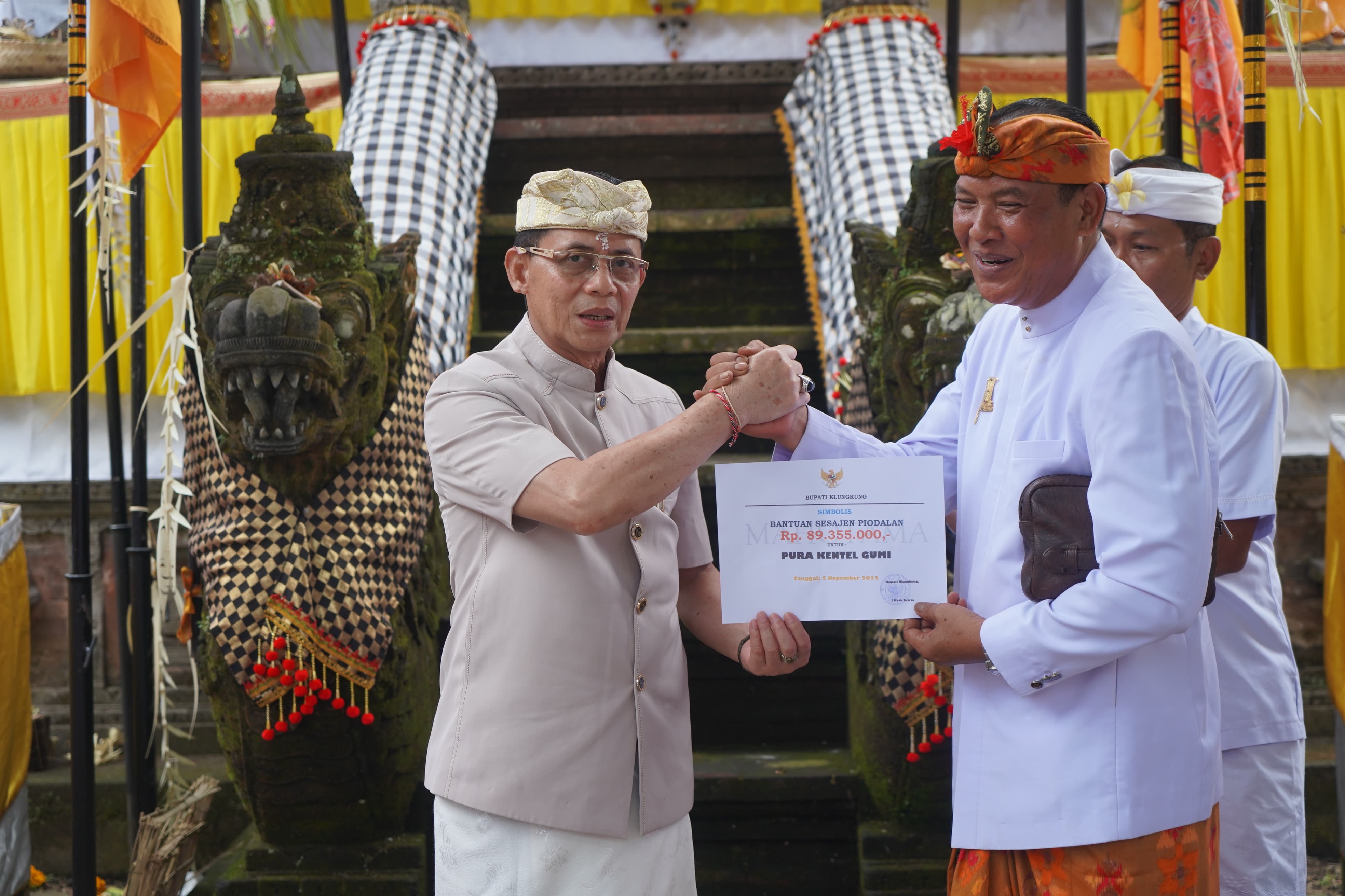 Bupati Klungkung I Made Satria bersama Wakil Bupati Tjokorda Gde Surya Putra menghadiri puncak Upacara Karya di lima pura besar, Rabu (5/11).