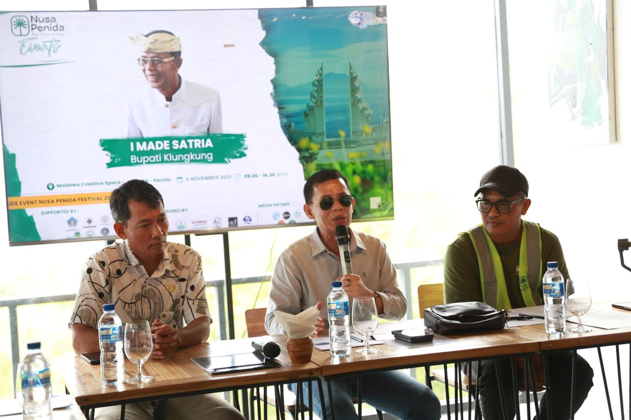 Bupati Klungkung I Made Satria (tengah) saat membuka kegiatan Focus Group Discussion (FGD) di Mandawa Creative Speace Amerta Penida, Desa Sakti, Nusa Penida, Klungkung, Kamis (6/11).