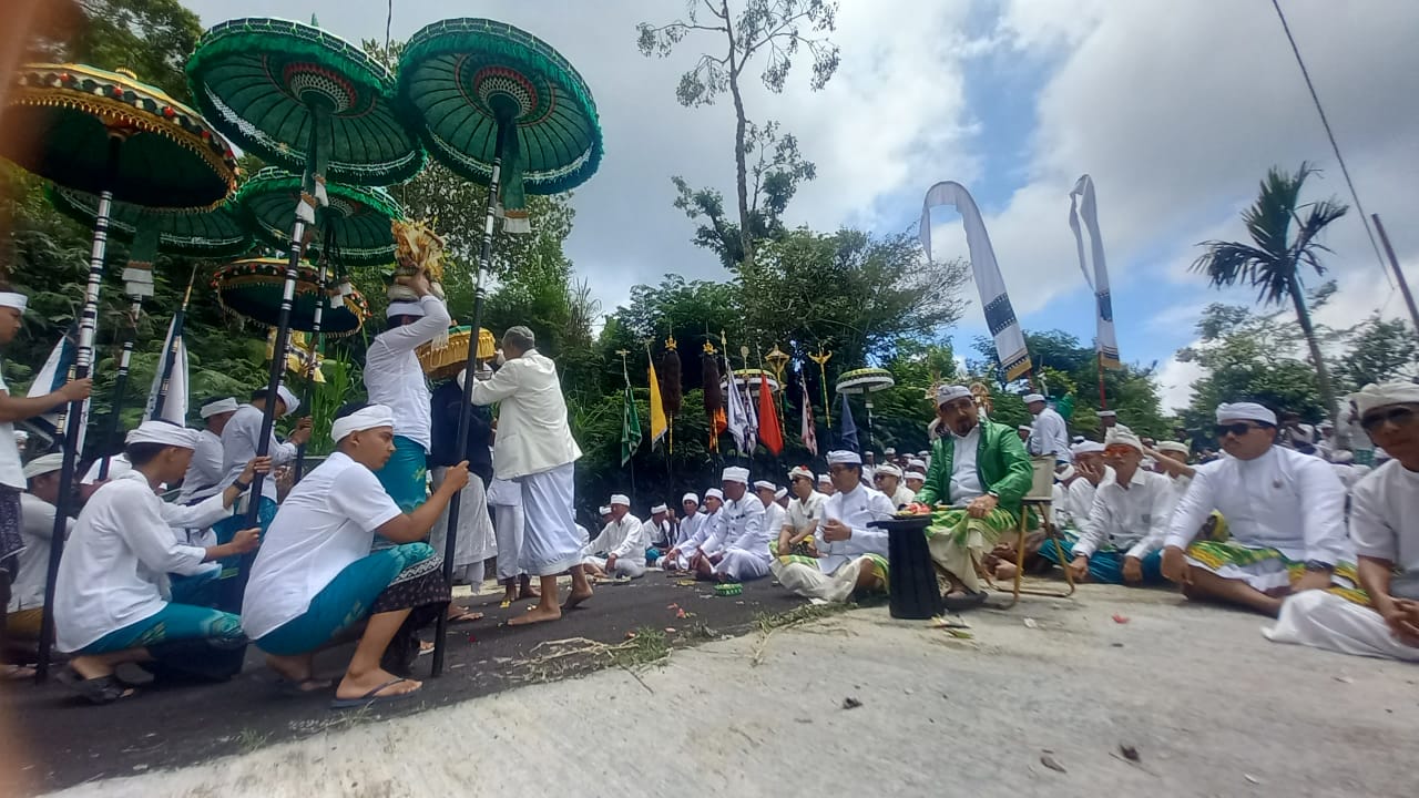 Cokorda Mengwi XIII saat Karya Puncak Tawur Balik Sumpah Utama, Padudusan Agung, Menawa Ratna, Mapaselang, Mapadanan Medasar Tawur Balik Sumpah Utama di Pura Penataran Agung Pucak Mangu Rabu (5/11).