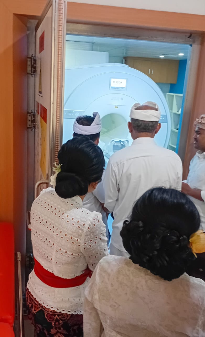 CHECK PERALATAN: I Made Suwadera, Kabid Pelayanan Kesehatan Dikes Kab. Badung, Mengamati MRI 1,5 Tesla di Lira Medika Hospital Bali.