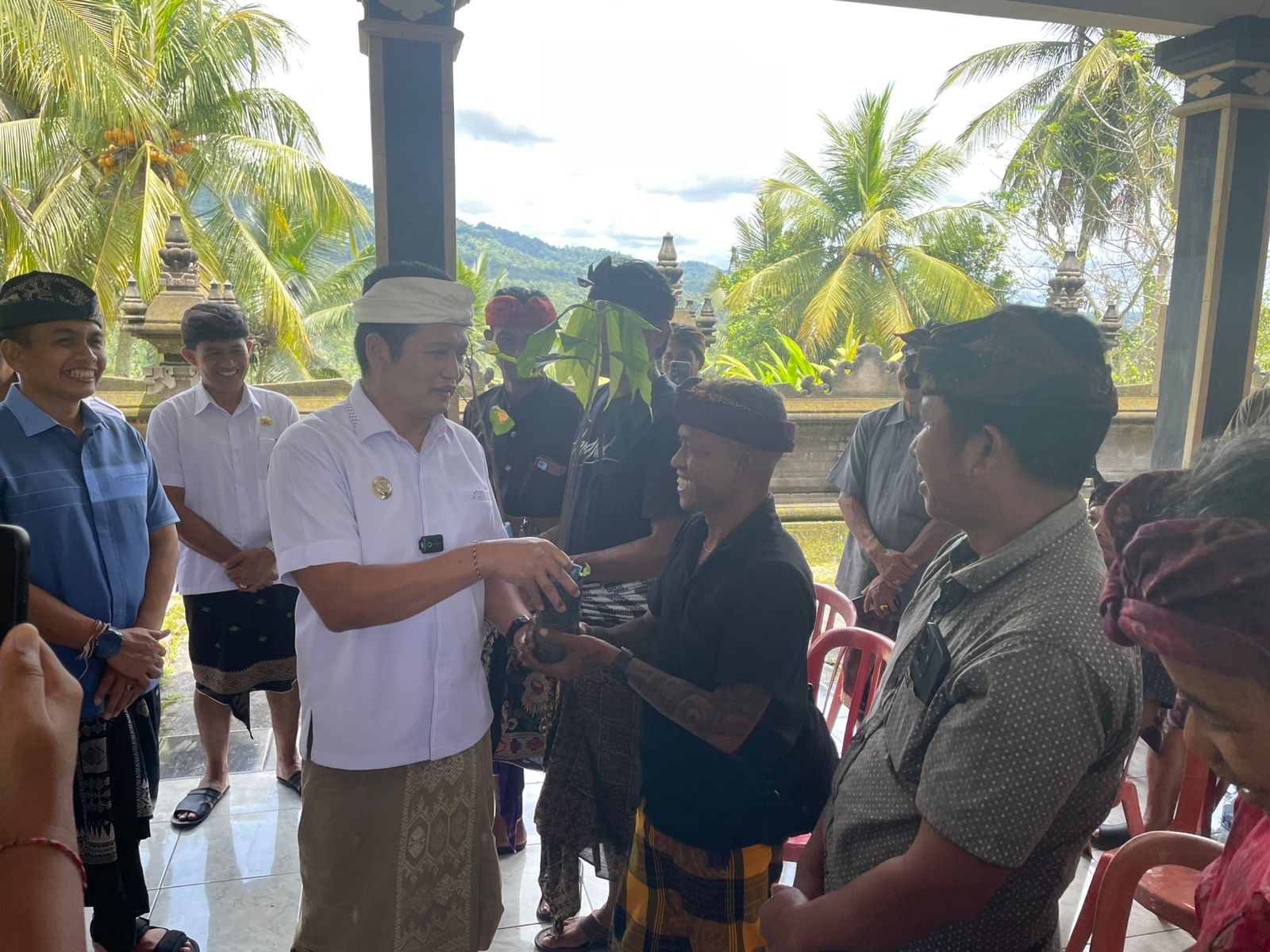 Bupati Kembang Hartawan menyerahan bibit secara simbolis di Balai Banjar Munduk Tumpeng Kelod, Desa Berangbang kepada 25 kelompok tani se Jembrana, Kamis (6/11).