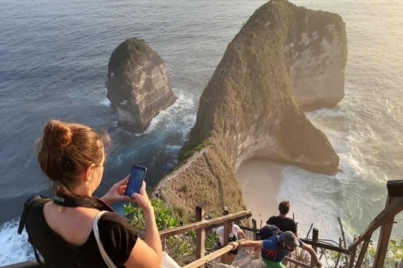 IKONIK: Pantai Kelingking, Nusa Penida. Salah satu tempat ikonik yang paling favorit wisatawan. Sayangnya masih banyak pelancong cepat pulang. (foto dok.RadarBali)
