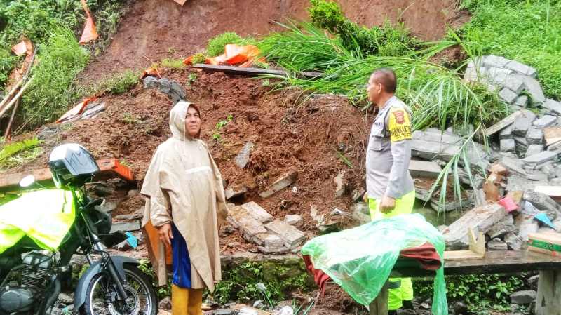 MUSIBAH LONGSOR : Kondisi warung milik warga di Desa Galungan, Kecamatan Sawan, Buleleng yang tertimbun longsoran tebing setinggi tiga meter. ( Foto: Polres Buleleng untuk Radar Bali)