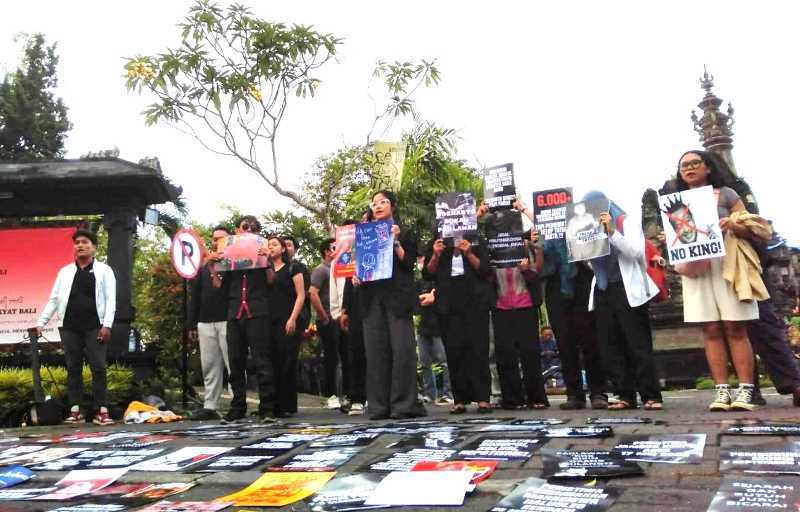 SAMPAIKAN ASPIRASI : Para aktivis Aksi Kamisan Bali menggelar aksi penolakan Soeharto sebagai Pahlawan Nasional di depan Lapangan Bajra Sandhi, Renon.(Ni Kadek Novi Febriani)