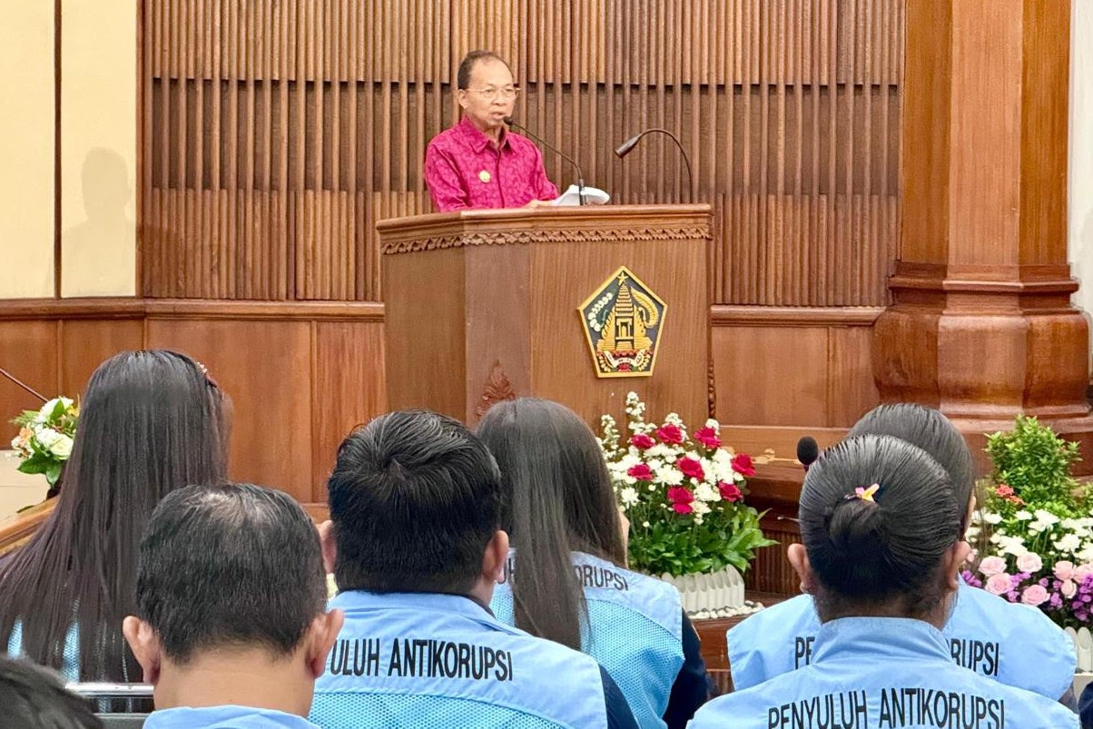 SOAL KORUPSI: Gubernur Bali Wayan Koster memberikan sambutan saat sosialisasi penguatan integritas, budaya antikorupsi dan gratifikasi bagi ASN Pemprov Bali dan Forum Penyuluh Antikorupsi