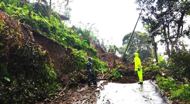 BANYAK LONGSOR : Kejadian tanah longsor di Karangasem beberapa waktu lalu. Selain banjir, pohon tumbang, longsor juga sering terjadi di Karangasem. (dok.Radar Bali)