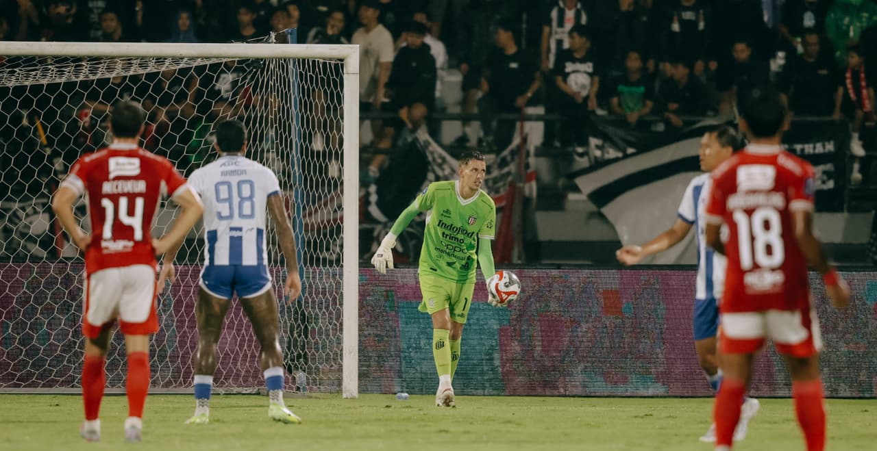 TOP SAVES - Kiper Bali United Mike Hauptmeijer saat melawan Persib Bandung. Eks PEC Zwolle ini diandalkan melawan Bhayangkara FC di pekan ke-12 Super League.