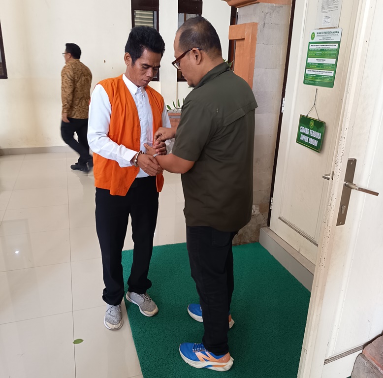 TAK BERMORAL: Terdakwa Siprianus Ra Mone menjalani sidang putusan di PN Denpasar, Kamis (6/11/2025)