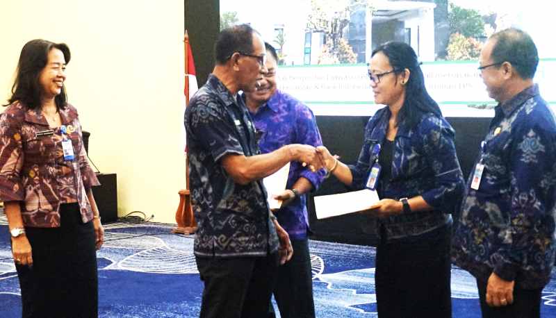 PURNAS TUGAS: BKPSDM Jembrana Siluh Ketut Natalis Semaradani (kiri) mendampingi Sekretaris Daerah Jembrana saat gathering dengan calon pensiunan PNS. (Foto humas pemkab Jembrana)