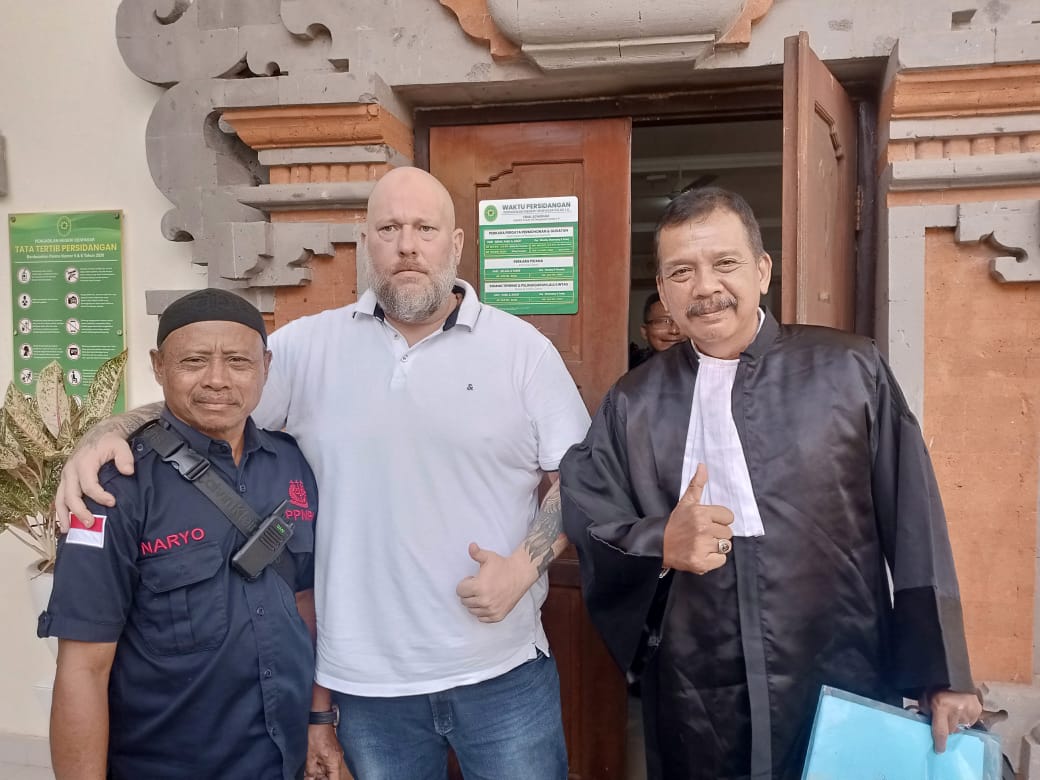 JARINGAN INTERNASIONAL: Terdakwa Daniel Domalski alias Zbysek Chompa (tengah) usai jalani sidang di PN Denpasar.