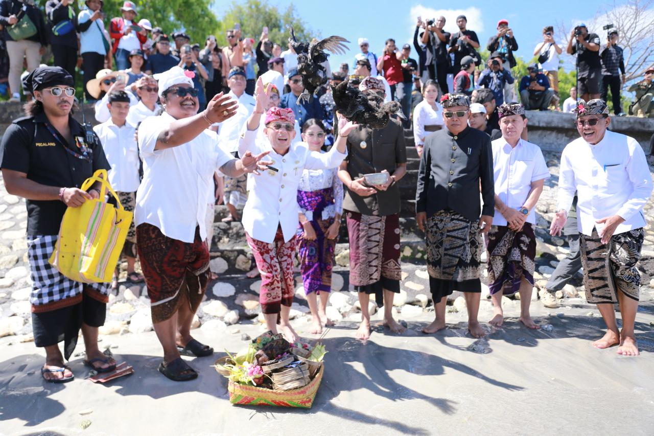 Bupati Klungkung I Made Satria saat Upacara Pekelem pembukaan Nusa Penida Festival VIII/2025 di Pesisir Pantai Tanjung Kerambitan, Desa Batununggul, Nusa Penida, Klungkung, Jumat (7/11/2025).