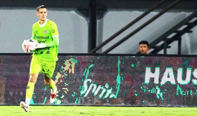 BENTENG TERAKHIR PENGAMAN SERDADU TRIDATU : Penjaga gawang asing Bali United FC, Mike Hauptmeijer. (Miftahuddin/Radar Bali)