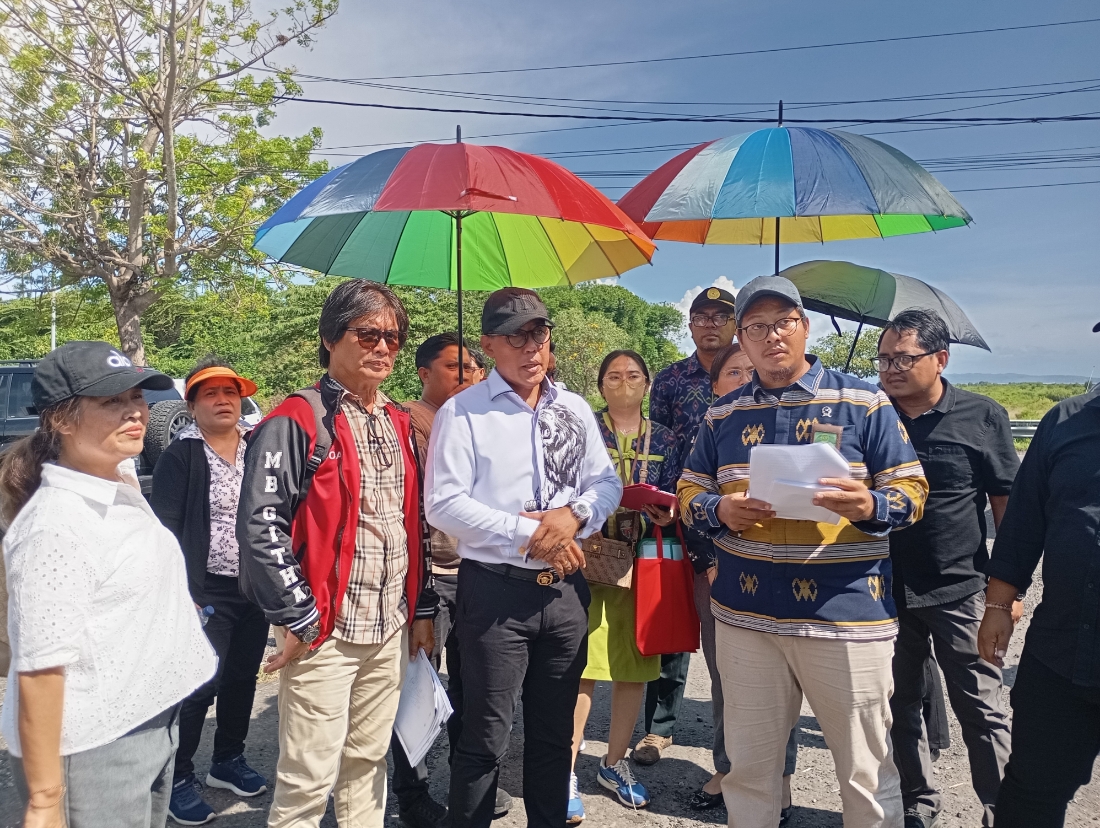 PEMERIKSAAN SETEMPAT: Kuasa Hukum PT ADM AA Bagus Adhi Mahendra Putra (4 dari kiri) saat pemeriksaan setempat di Gunaksa, Klungkung, Jumat (7/11/2025). (Rosihan Anwar/Radar Bali)