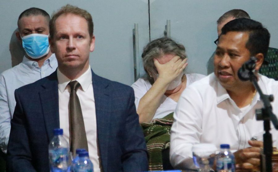 EKSTRADISI: Serah Terima Narapidana:Wakil Dubes Inggris untuk Indonesia Matthew Downing (2 dari kiri) saat acara serah terima narapidana Lindsay June Sandiford  di Lapas Kelas II A Kerobokan.