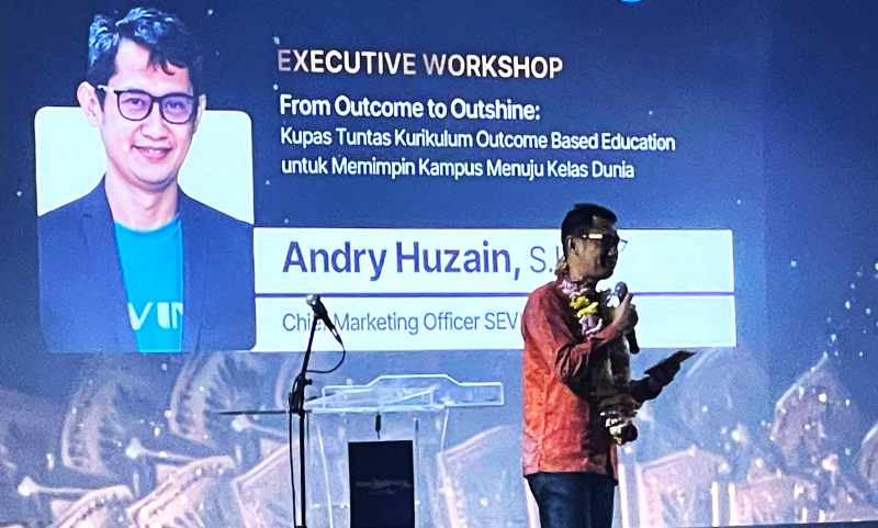 KRITIK KURIKULUM : Chief Marketing Officer Sevima saat diskusi.( Foto Marsell Pampur)