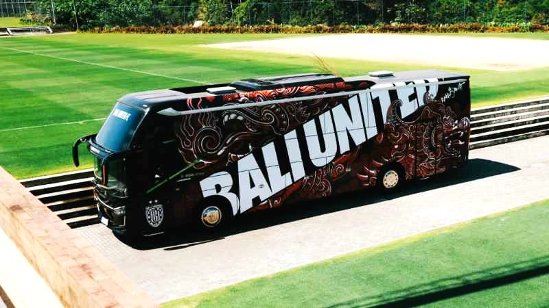 SERBA HITAM PENUH MOTIF UKIRAN : Bus ketiga bertema &ldquo;Harmoni Tridatu&rdquo; kebanggaan Bali United. (foto:Media Bali United)